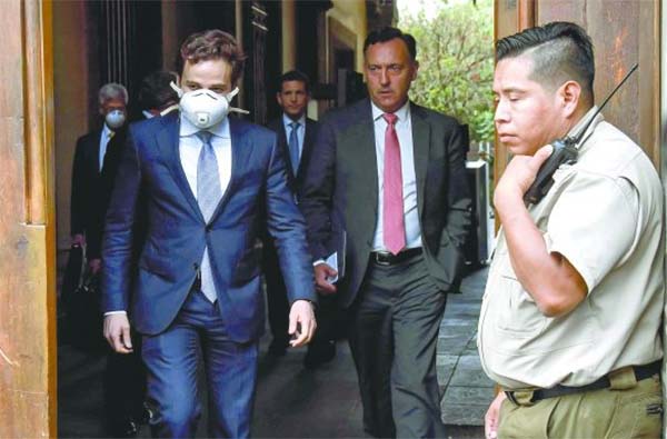 Adrián Sada Cueva, de Vitro, acudió en compañía de Juan Garza Herrera. Cuartoscuro