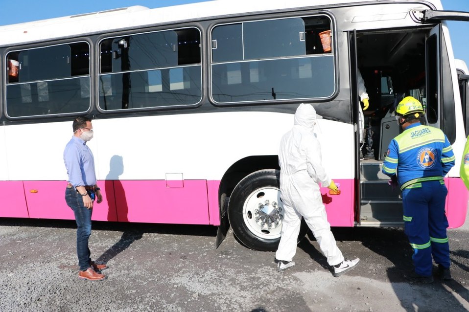 El alcalde supervisó la sanitización de la ruta 155 en la colonia Zimix. Foto: Especial.
