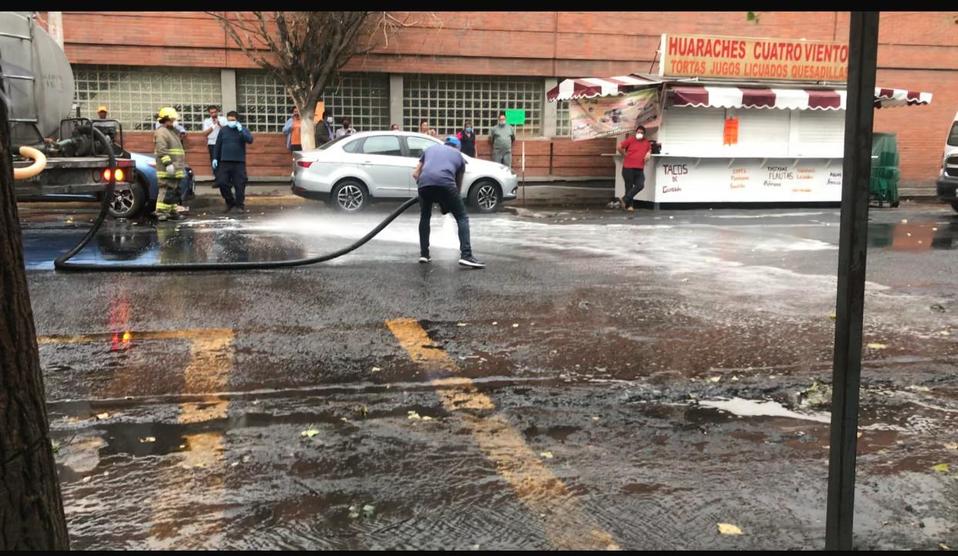 En los alrededores de la unidad médica realizaron labores de sanitización. (Elia Castillo)