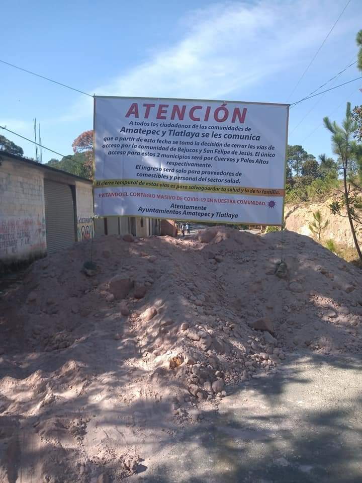 Bloquearon las vías con tierra. (Especial)
