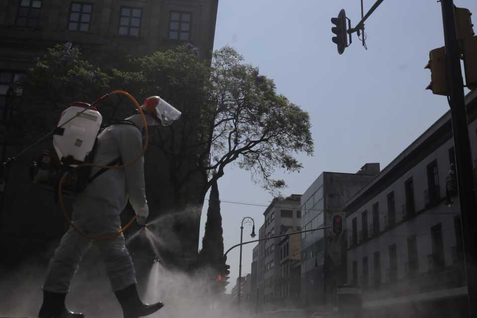 En CdMx realizan sanitización en espacios públicos. (Ariana Pérez)