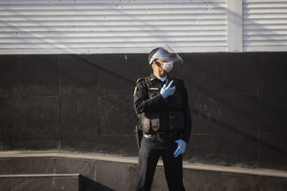 Además, policías que vigilan la zona usan guantes, máscaras y cubrebocas para evitar contagios de covid-19. (Araceli López)