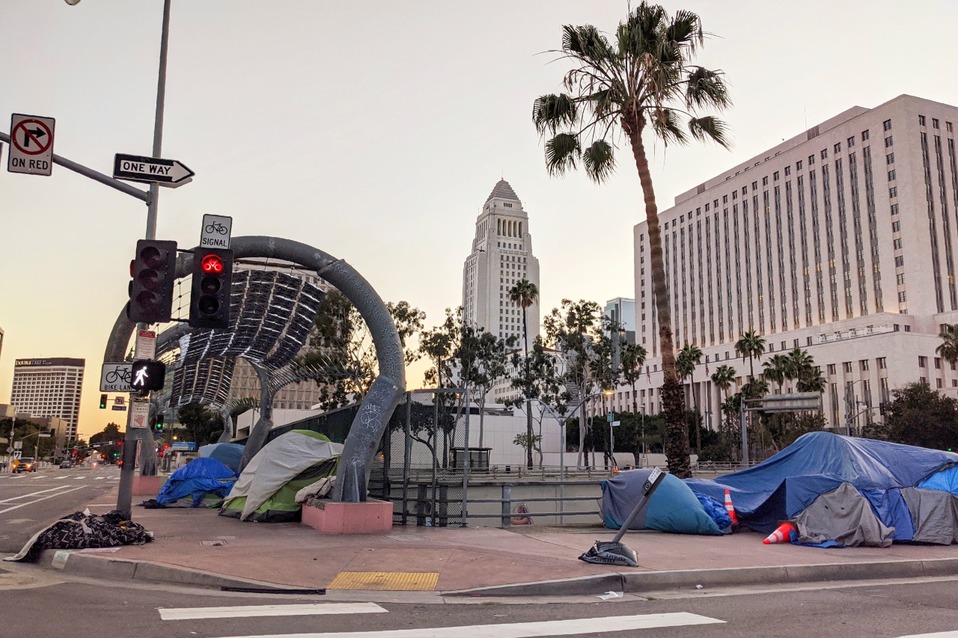Con fondos del Gobierno Federal  de Los Ángeles, se pagarán al menos 15 mil habitaciones de hotel para personas sin hogar. (AP)