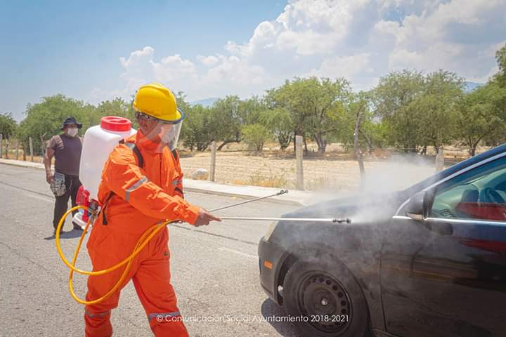 El lavado de vehículos se realiza en los accesos al municipio. (Especial)