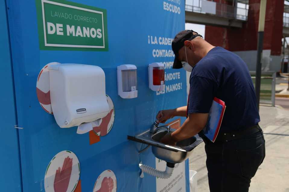 Lavamanos comunitarios fueron instalados en Hidalgo. (Jorge Sánchez)