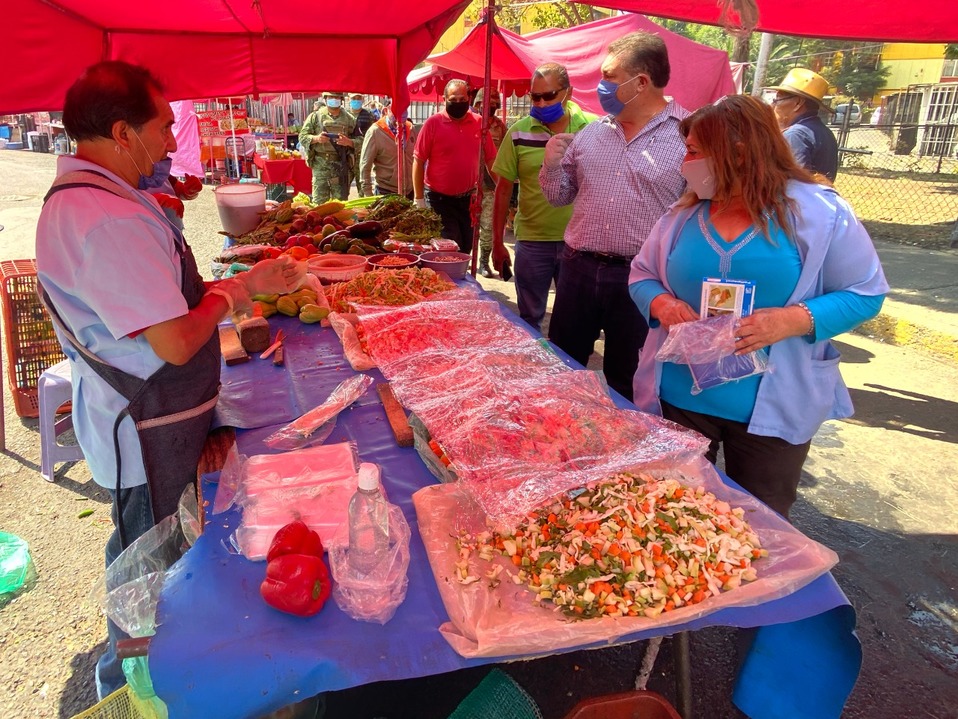En los mercados y tianguis de Iztacalco, vendedores usan guantes y cubrebocas como medida preventiva ante el covid-19. (Especial)