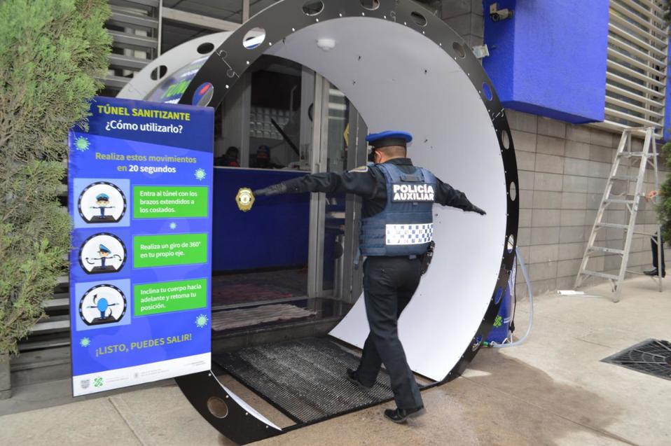 La policía de CdMx optó por la instalación de arcos sanitizantes en sus 74 estaciones (José Antonio Belmont)