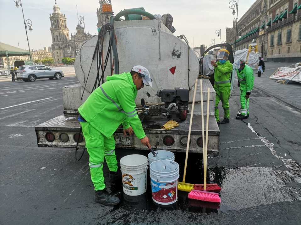 Retiran sanitarios públicos de campamentos en Palacio Nacional para evitar contagios por covid-19 (César Velázquez)