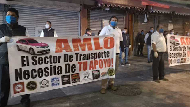Taxistas de CdMx protestan frente a Palacio Nacional; piden apoyos por covid-19