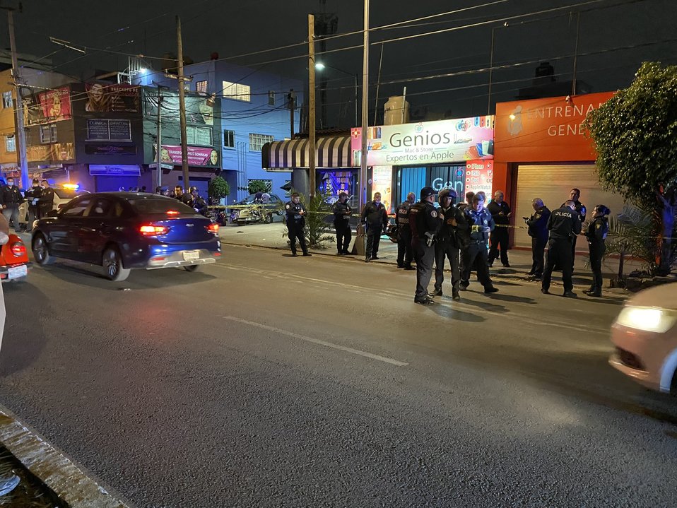 unidades de emergencia para trasladar a un hospital al probable responsable, quien posteriormente falleció.