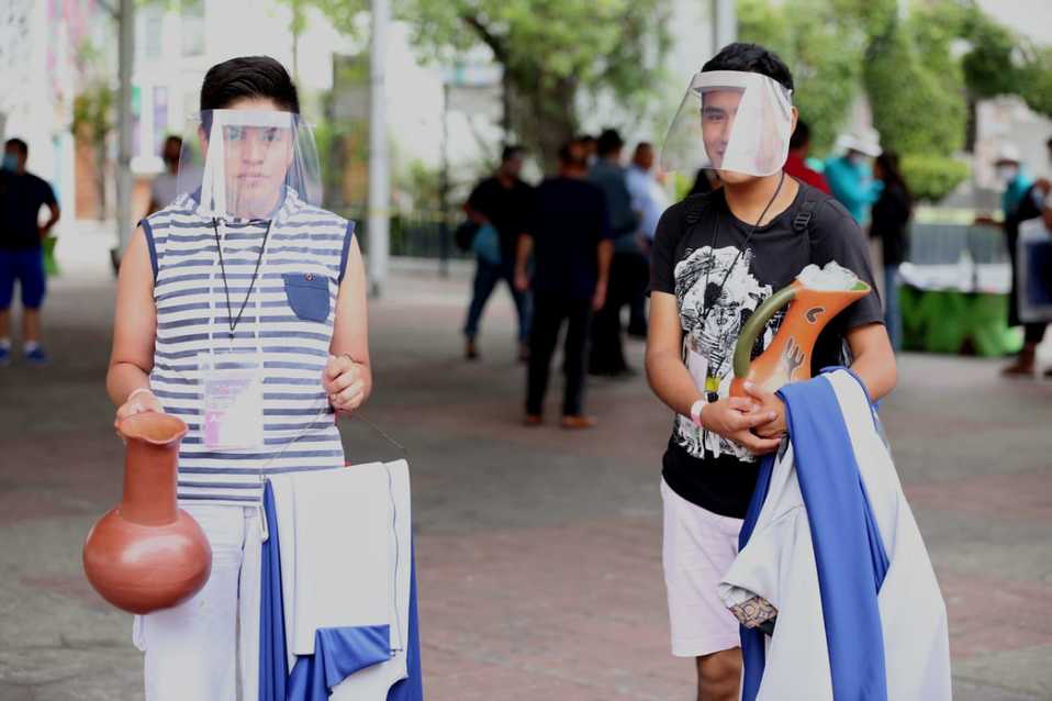 Aproximadamente 50 actores se colocaron mascarillas previo a su participación en la representación de la Pasión de Cristo. (Javier Ríos)