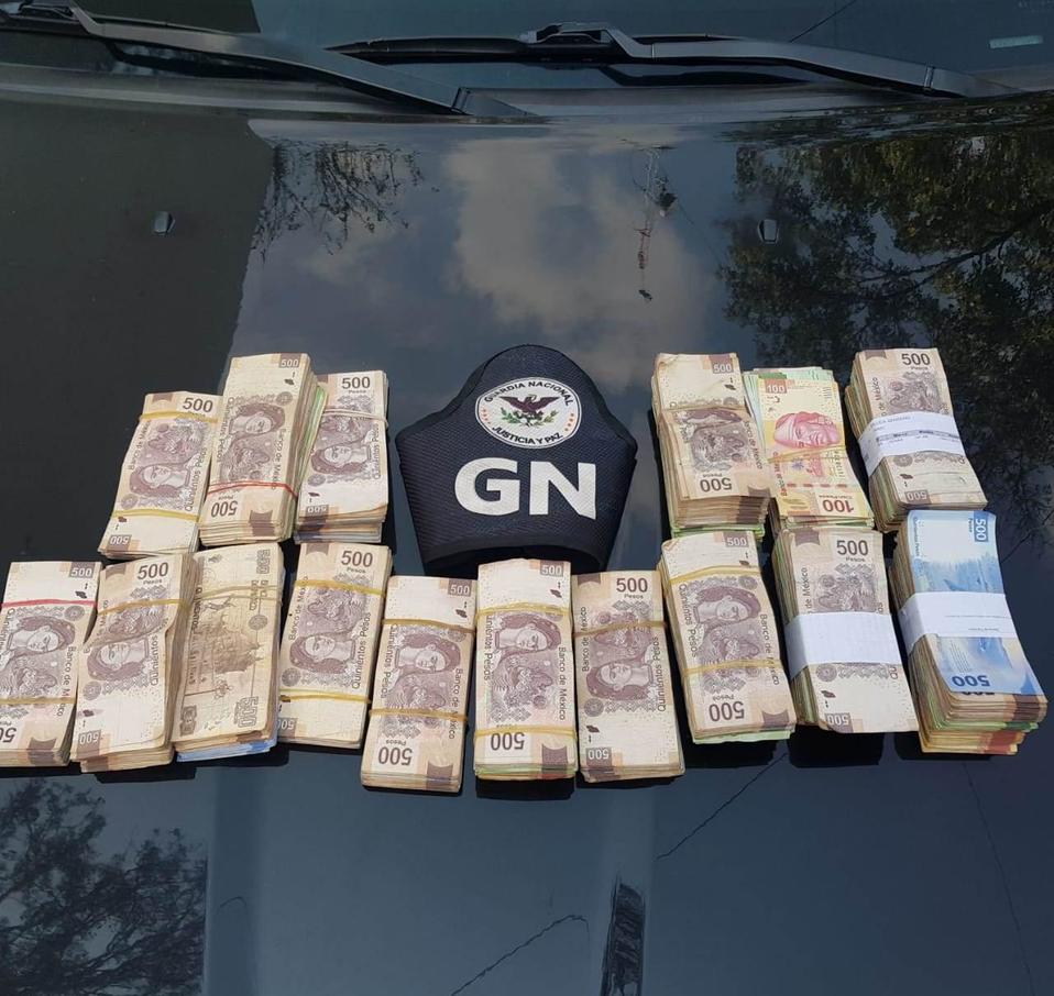 En el asiento del copiloto había una mochila pequeña negra, en la cual llevaba varias fajillas de dinero.