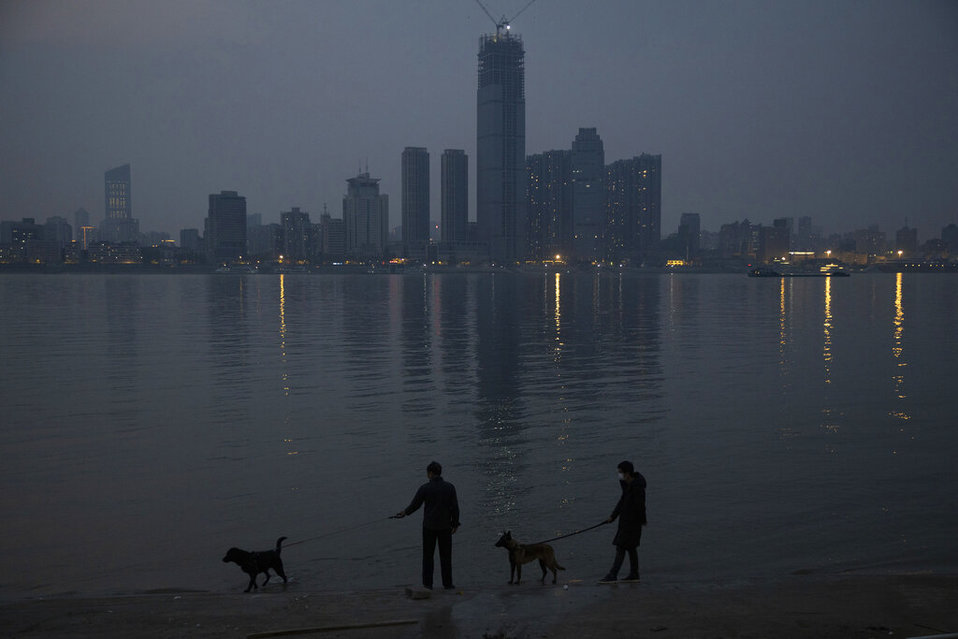 Ciudadanos de Wuhan pasean con sus mascotas (AP).