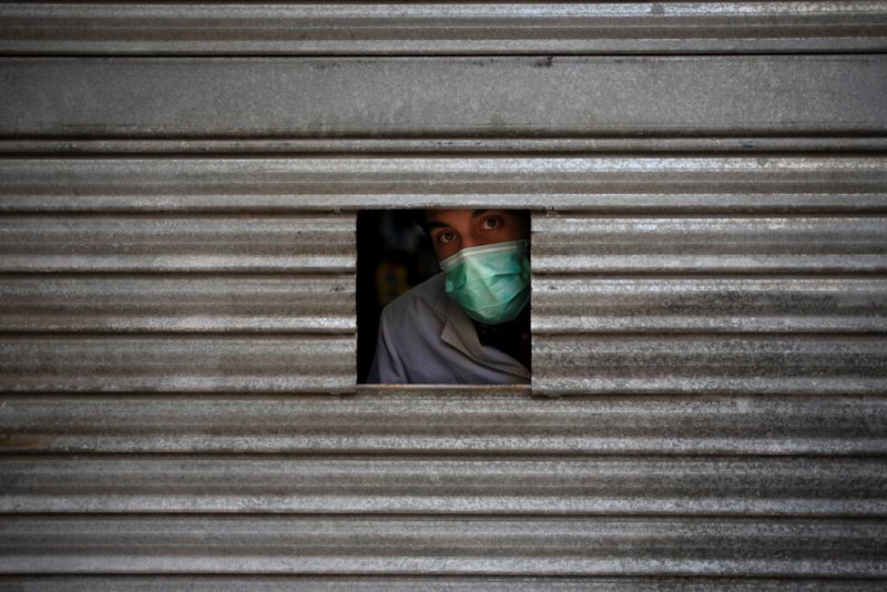 España registró un tímido descenso del número diario de muertos por el virus. (AP)
