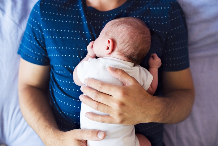 Investigadores japoneses encontraron una prueba que refuerza el vínculo temprano entre padres e hijos (Shutterstock)