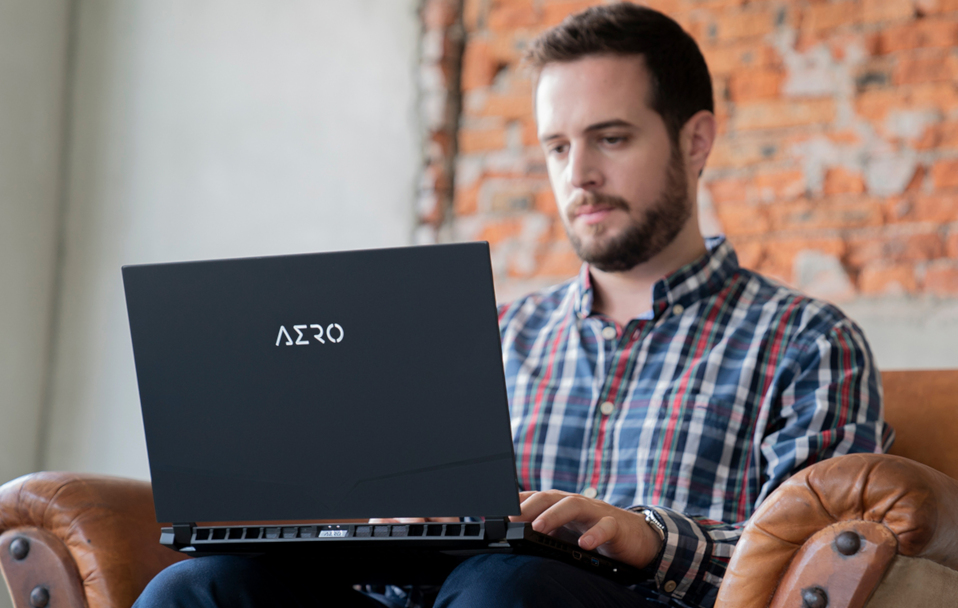 Mantener contacto con los seres queridos a través del uso de la tecnología es muy importante (AP)
