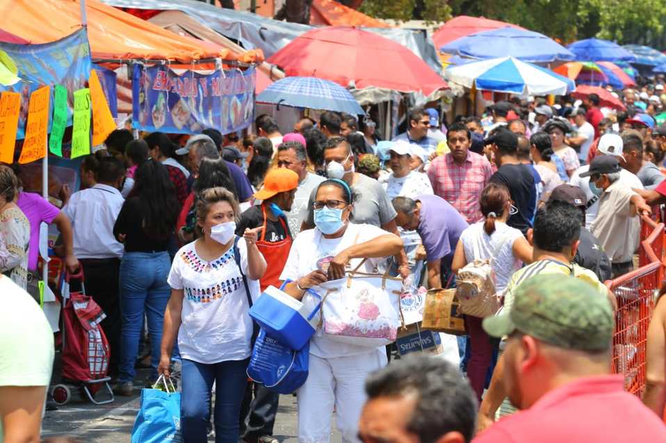 Algunas personas caminan entre la aglomeración en calzada de La Viga. (Héctor Téllez)
