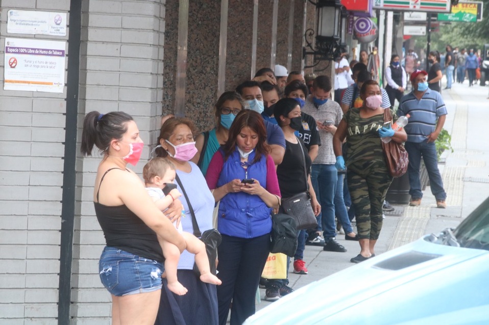 El secretario señaló que algunas de las personas que hacían fila no presentaban ningún síntoma. (Leonel Rocha)