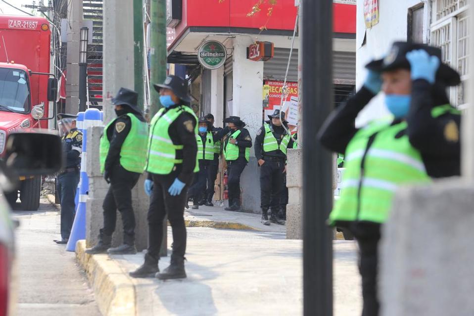 Con cubrebocas, policías resguarda las zonas aledañas a donde se realizará la representación de la Pasión de Cristo. (Jorge Carballo)