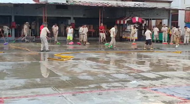 Trabajadores y reos limpian en el penal de Santa Maria Ixcotel. (Foto: Óscar Rodríguez)