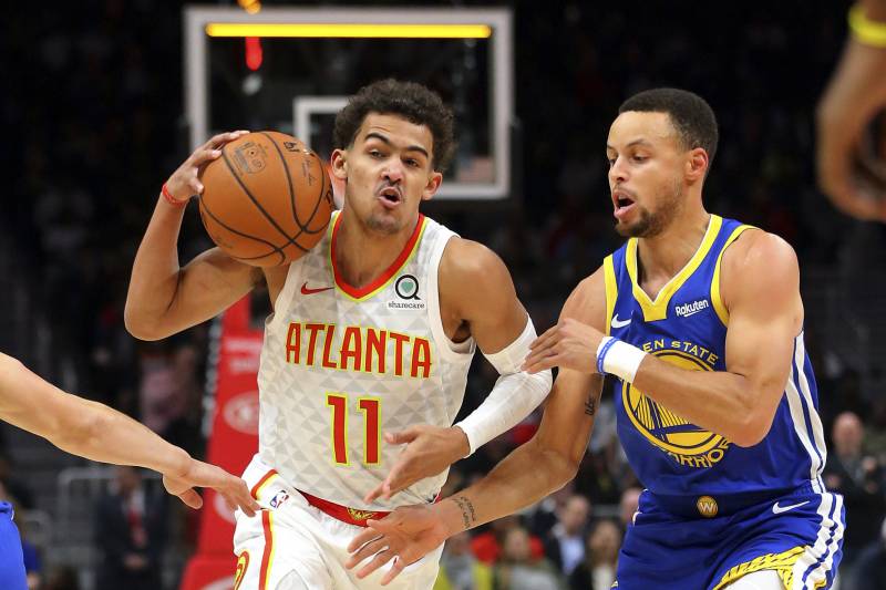 Trae Young y Stephen Curry, jugadores de la NBA (AP)