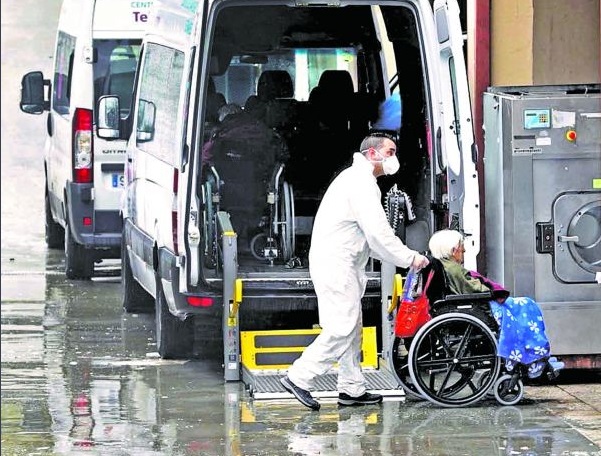 Traslado de una anciana no contagiada por el coronavirus  y residente en el municipio madrileño de Leganés. EFE