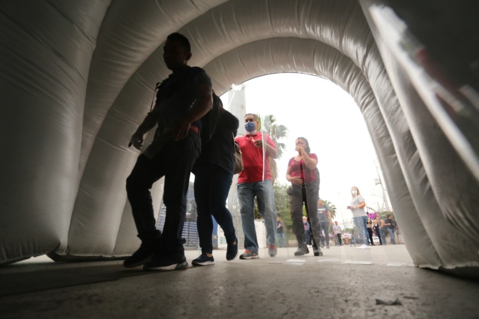 Los túneles sanitizantes se instalaron en diferentes municipios del estado. (Roberto Alanís/Archivo)