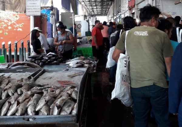En la Nueva Viga cientos de personas se amontonan para comprar productos. | Foto: Kenia Hernández