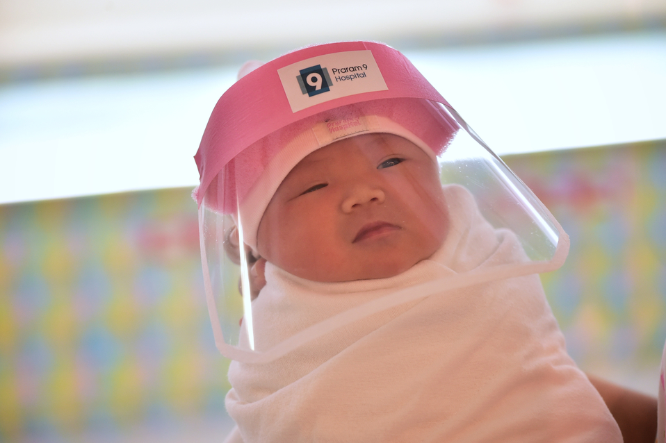 Bebés en Bangkok con protectores contra el covid-19. (AFP)