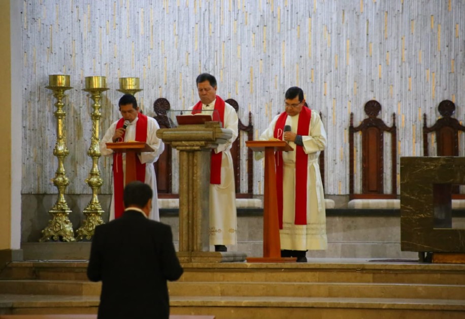La ceremonia litúrgica del Viernes Santo se llevó a cabo a puerta cerrada. (Martín Piña Reta)
