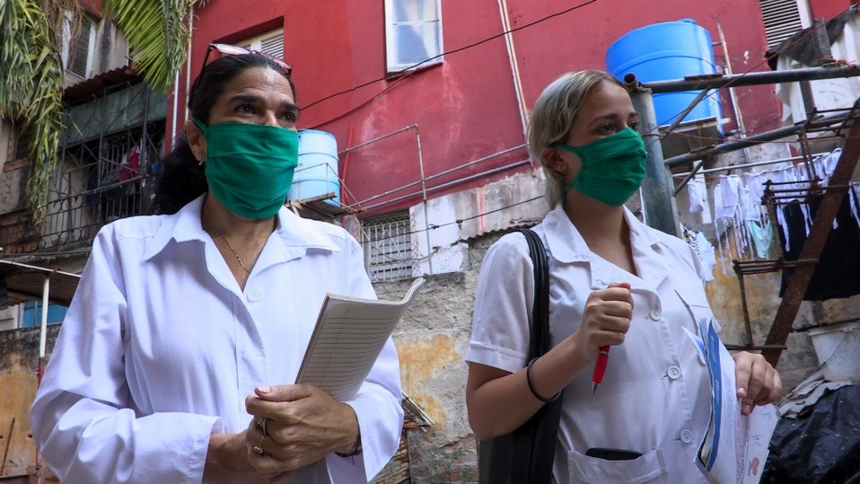 Cuba ha mandado a cientos de médicos alrededor del mundo para atender coronavirus. (AFP)
