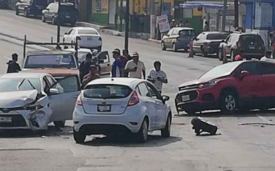 Derribaron un poste del servicio de alumbrado público. | Jaime Maya