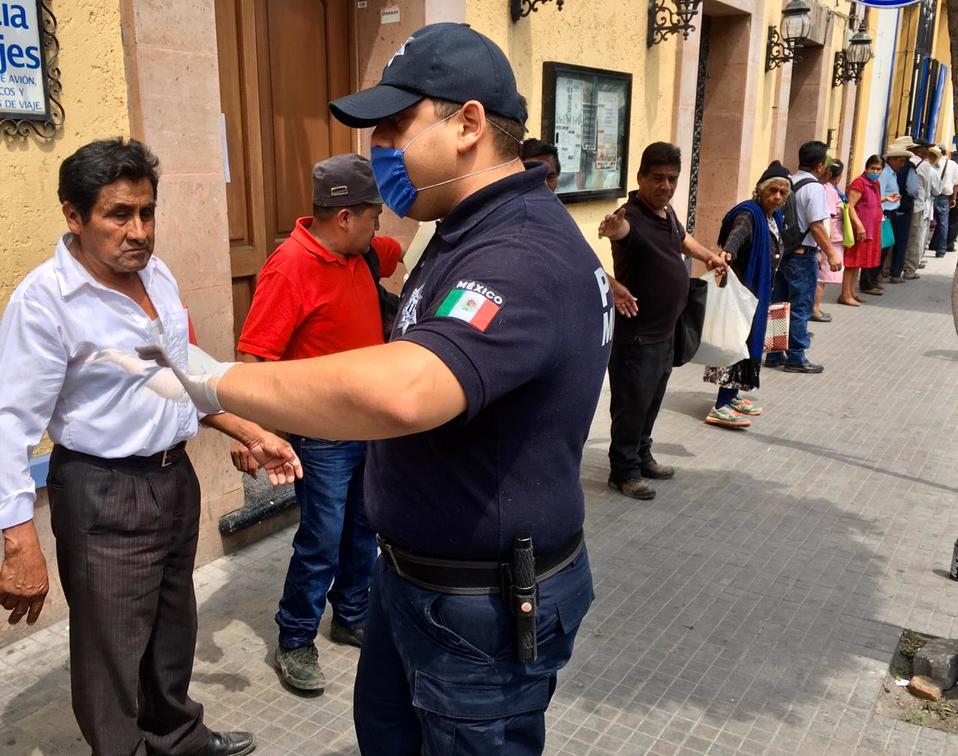 Los elementos de seguridad pública, han hecho entrega a los elementos de diferentes implementos para la protección de la gente. (Especial)