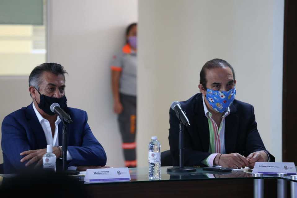 El gobernador Jaime Rodríguez Calderón y el secretario de Salud, Manuel de la O Cavazos.
