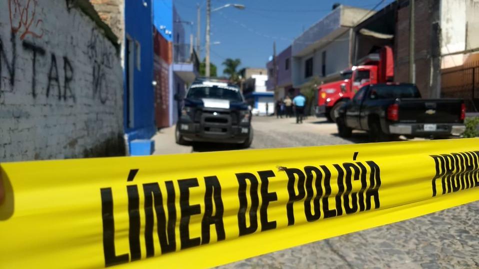 El homicidio se registró en Privada Mirasol y Rosal en la colonia Lomas de Tabachines de Zapopan (Elsa Martha Gutiérrez).