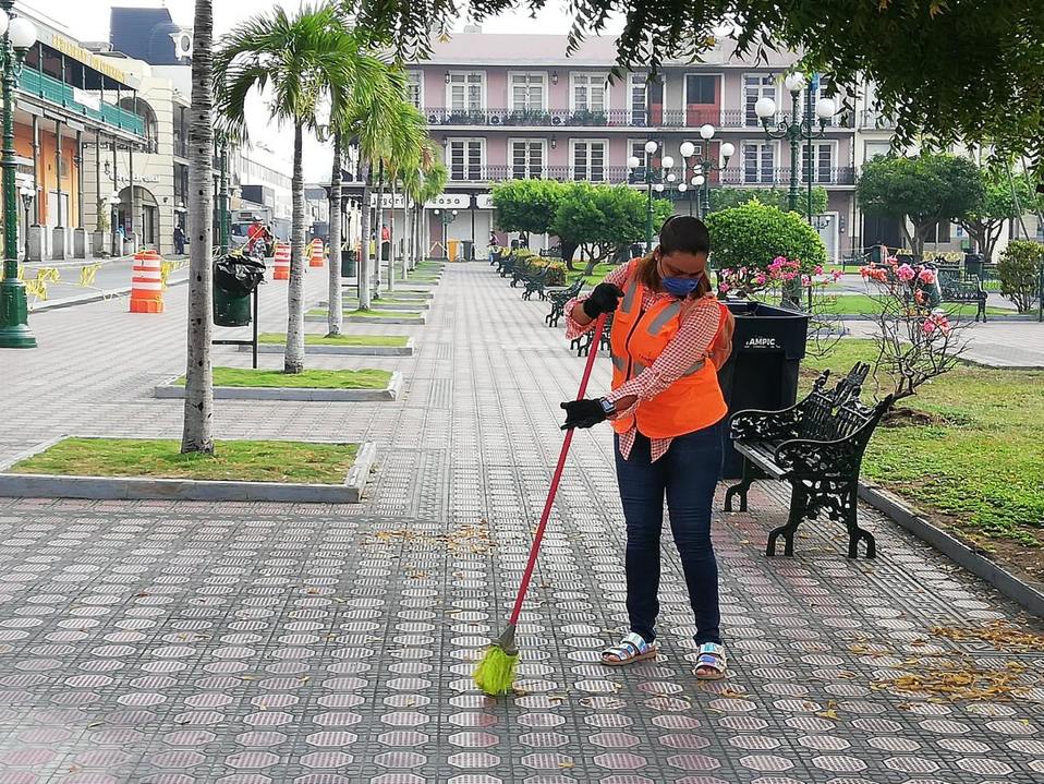 Limpieza pública en Centro Histórico de Tampico. (Jesús García)