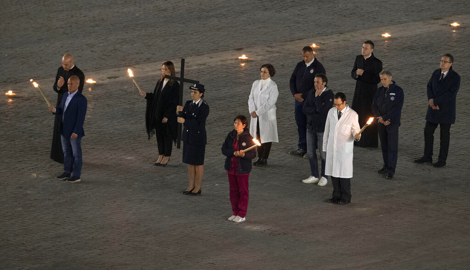 Médicos y enfermeros este Viernes Santo en Italia. (AP)