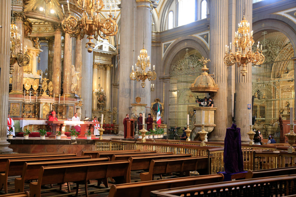 Por primera ocasión en la historia, el Vía Crucis y los Santos Oficios del Viernes Santo se celebraron en el interior de la Catedral. (Andrés Lobato)