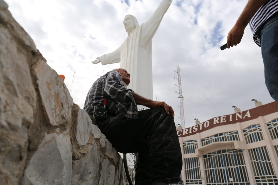 El tradicional vía crucis congregaba a cientos de personas en viernes santo. (Mauricio Román)