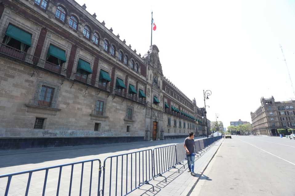 Cercan Palacio Nacional por covid-19. (Javier Ríos)