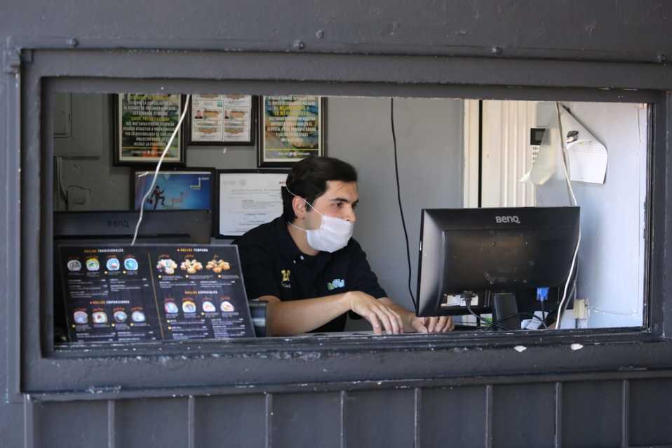 En general muchos restaurantes tienen de 10 hasta 45 trabajadores. (Mauricio Román)