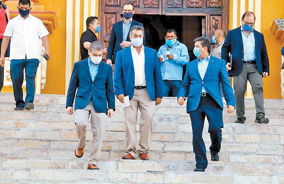 Los gobernadores de Coahuila, Nuevo León y Tamaulipas salen de su reunión. (Especial)
