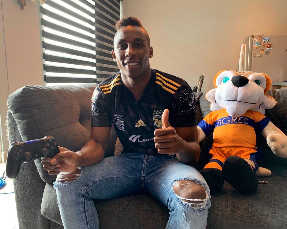 Julian Quiñones estrenó uniforme de Tigres en la eLiga MX (Twitter @TifresOficial)
