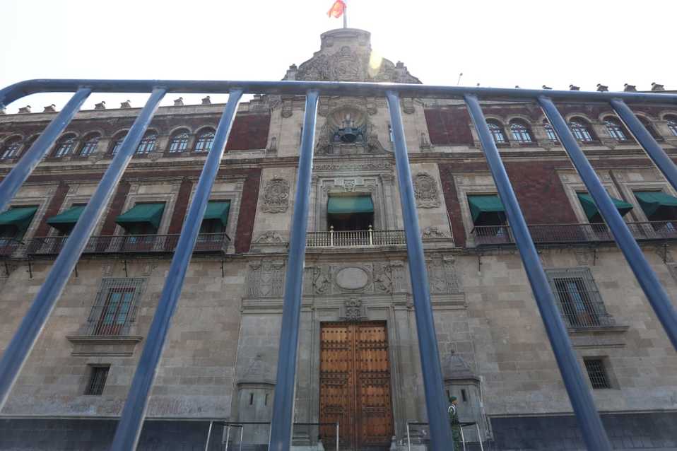 Palacio Nacional se suma a los sitios de la CdMx que han sido cercados para evitar contagios de coronavirus. (Javier Ríos)