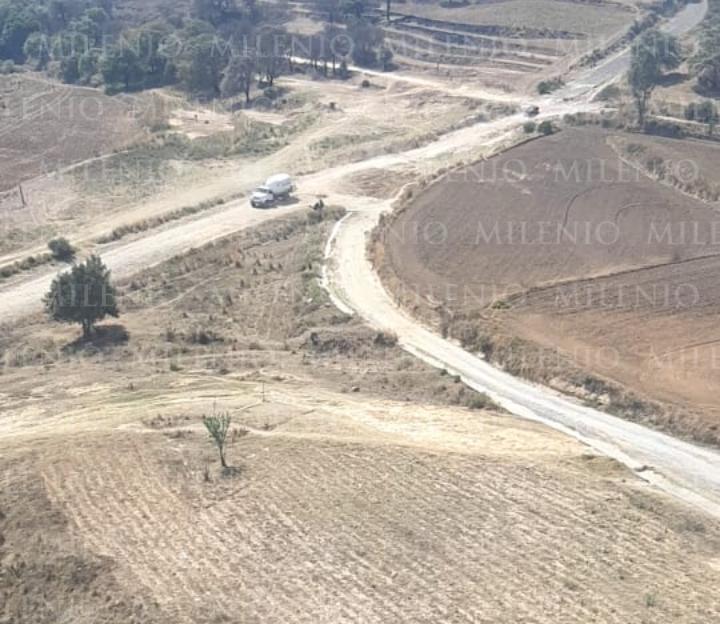 Huachigaseros disparan al aire para evitar el aseguramiento de pipa con gas LP. (Especial)