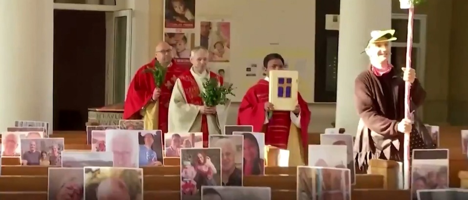 Un padre en Alemania descubrió cómo hacer que sus feligreses no se perdieran las celebraciones, debido al coronavirus.(Especial)
