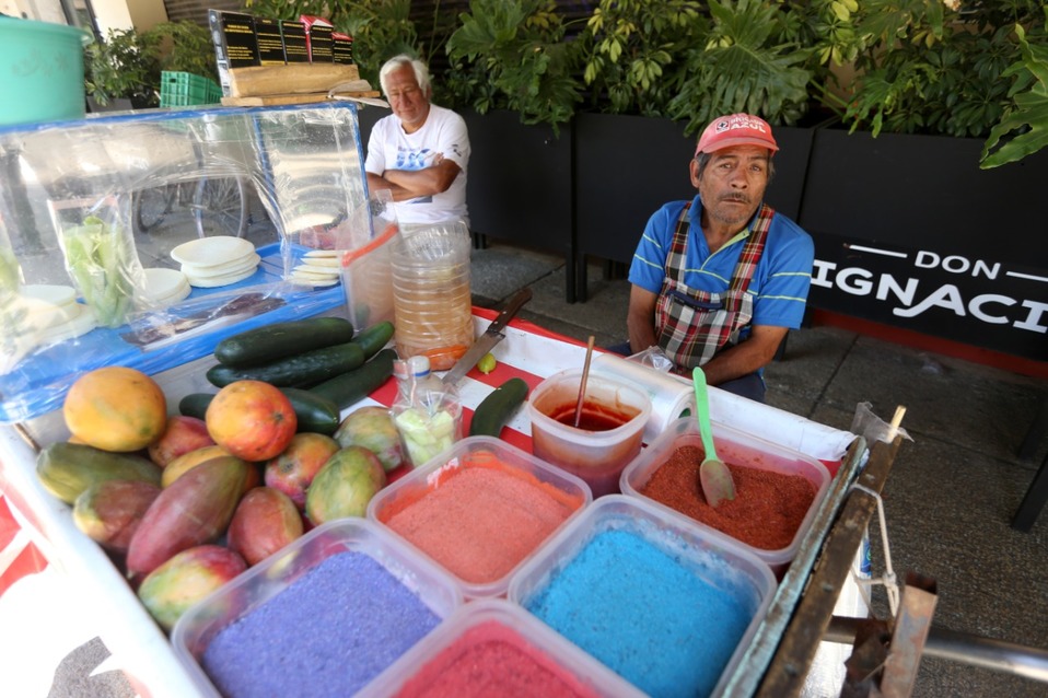 Comerciantes informales salen a trabajar pese a confinamiento por covid 19. (Jorge Carballo)
