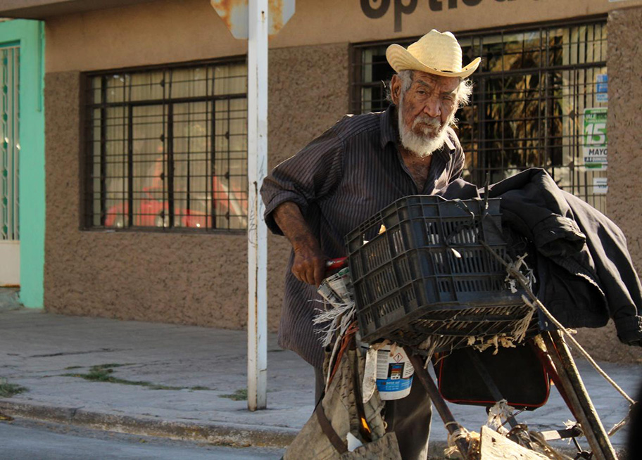 Daniel recolecta material reciclable para vivir en Torreón, a pesar del coronavirus. (Jorge Maldonado)