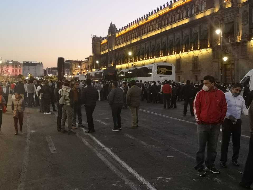 Decenas de manifestantes llegan a Palacio Nacional (César Velázquez)