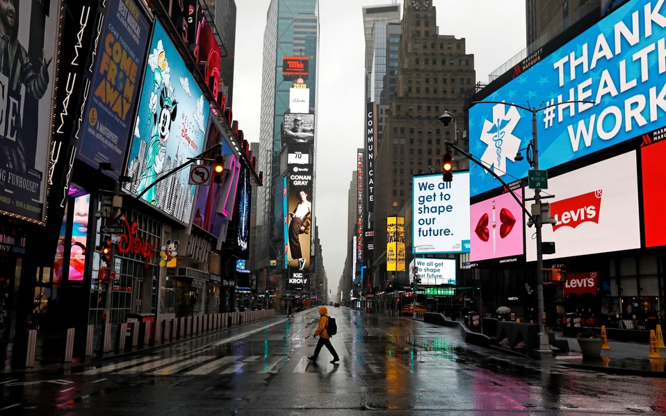 El mítico cruce del Times Square, en Nueva York, epicentro de la pandemia en EU, luce prácticamente vacío (EFE)